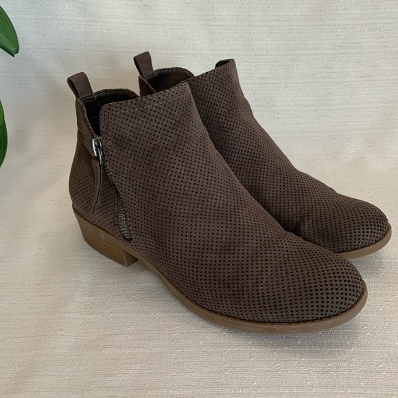 Universal Thread Dylan Gray MicroSuede Ankle Boots Woman’s 8 - Picture 2 of 8